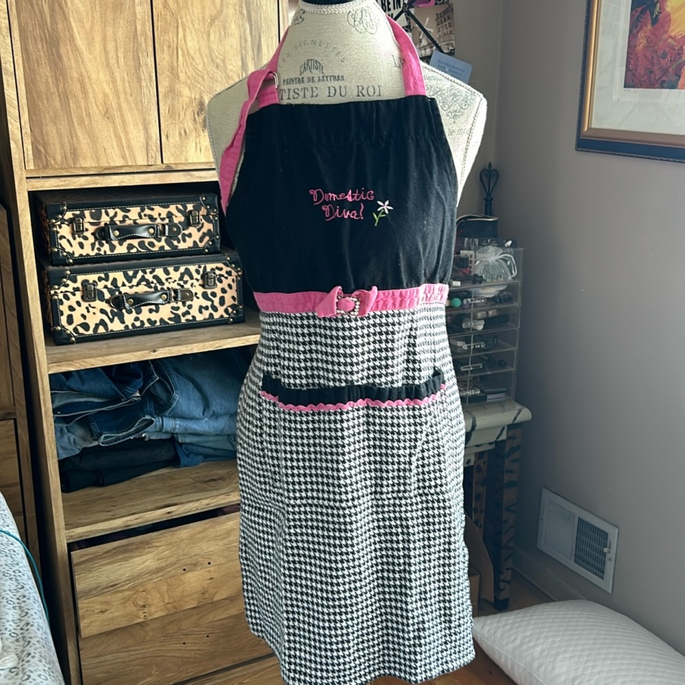 Domestic Diva Houndstooth Black & Pink Apron